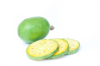 Taze şifalı Bael dilim beyaz arka plan üzerinde izole.