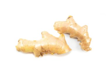 Beyaz arka plan üzerinde ot tıbbi kavramı izole üstten görünüm taze zencefil