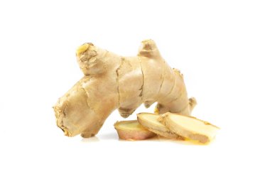 Zencefil dilim beyaz arka plan üzerinde ot tıbbi kavramı izole kapatmak