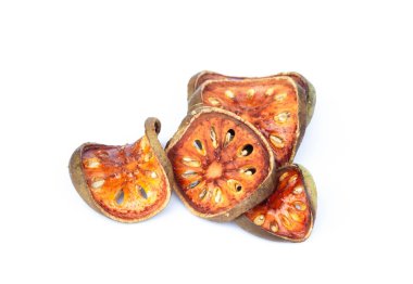 Tıbbi Bael meyve dilim beyaz arka plan üzerinde