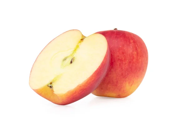 Taze kırmızı elma beyaz arkaplanda izole edildi