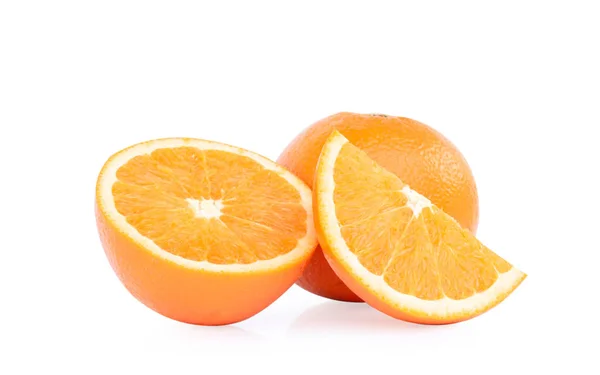 クローズ アップ ホワイト バック グラウンド 果物の健康的な概念に分離された新鮮なオレンジ フルーツ スライス — ストック写真