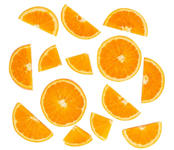 白い背景に 果物の健康的な概念に分離された平面図オレンジ フルーツ スライス — ストック写真