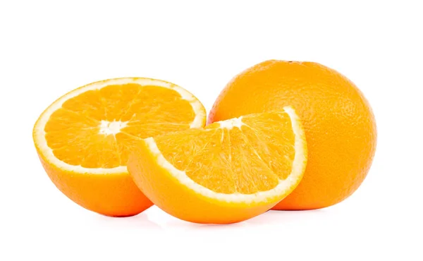 クローズ アップ ホワイト バック グラウンドに分離された新鮮なオレンジ フルーツ スライス — ストック写真