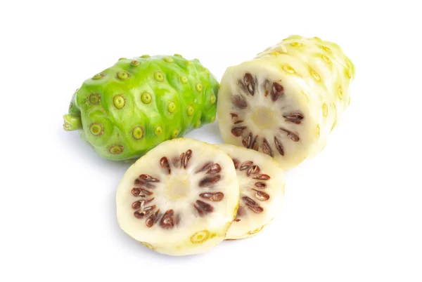 Beyaz arka plan üzerinde izole Closeup Noni veya Morinda Citrifolia meyve dilim