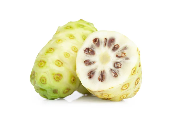 Beyaz arka plan üzerinde izole Noni veya Morinda Citrifolia meyve dilim.
