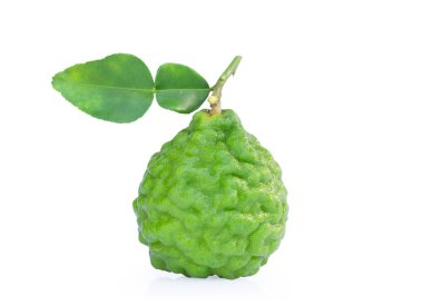 Beyaz arka plan üzerinde kırpma yolu izole yaprak ile Bergamot meyve.