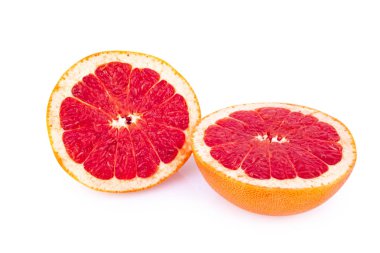Beyaz arkaplanda izole edilmiş greyfurt dilimi