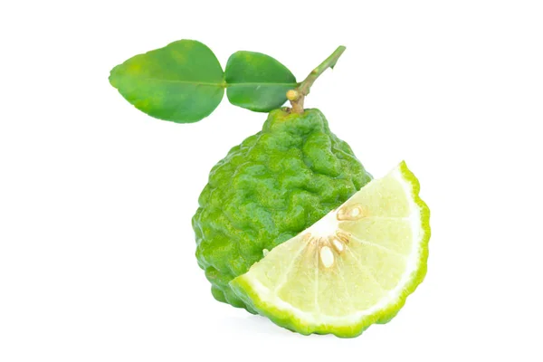 Beyaz arka plan üzerinde kırpma yolu izole yaprak dilim ile Bergamot meyve
