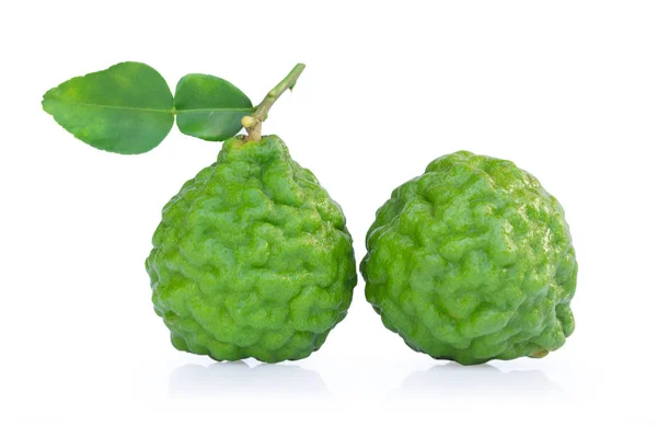 Beyaz arka planda yapraklı Bergamot meyvesi.