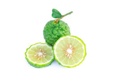 Beyaz arka planda yapraklı Bergamot meyvesi