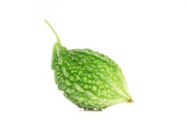 Taze acı kavun, beyaz arka plan üzerinde Bitter kabak.