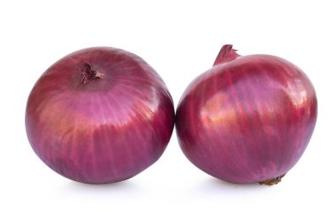 Beyaz arkaplanda kırmızı soğan izole edildi.