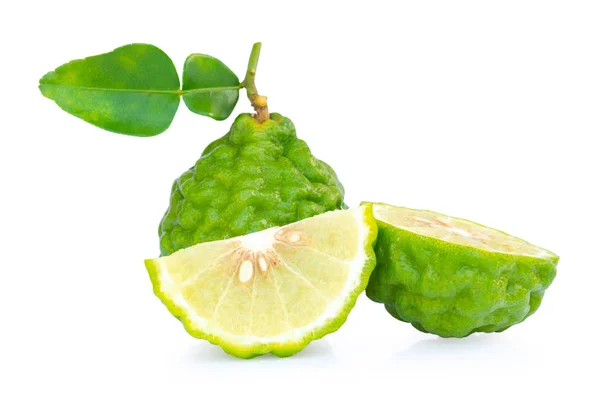 Beyaz arka plan üzerinde kırpma yolu izole yaprak dilim taze bergamot meyve.