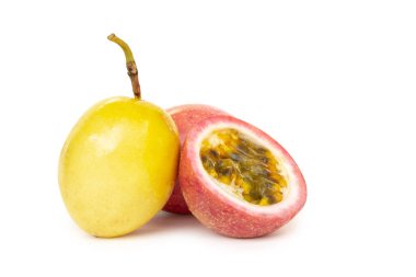 Beyaz arka plan üzerinde izole Closeup tutku meyve dilim