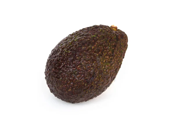 Beyaz arkaplanda izole edilmiş taze avokado.