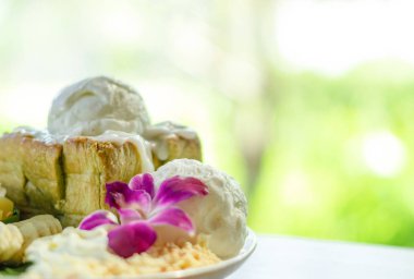 Tatlım Santos dondurma ve çırpılmış krema ile