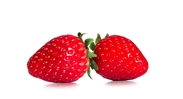 Çilek beyaz arkaplanda izole edildi.
