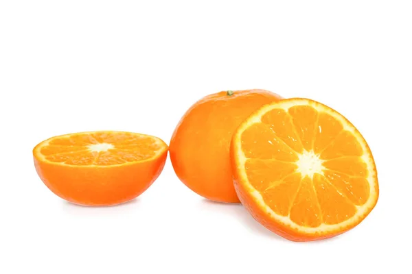 白い背景に 果物の健康的な概念に分離された新鮮なオレンジ フルーツ スライス — ストック写真