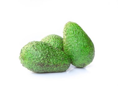 Beyaz arkaplanda izole edilmiş taze avokado dilimi.