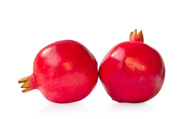 Beyaz arkaplanda izole edilmiş nar.