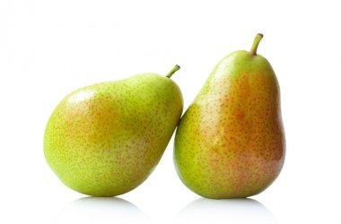 Kırmızı sarı armut meyve beyaz arka plan üzerinde beyaz izole