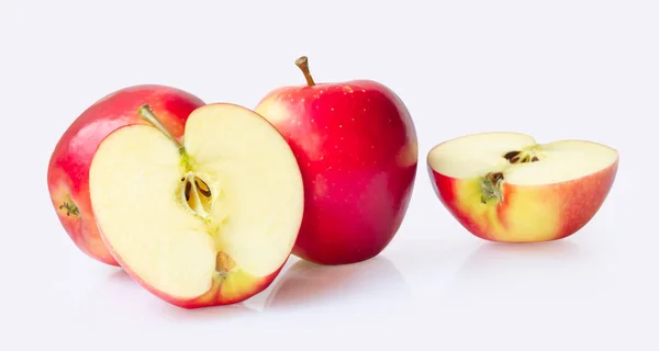 Manzana roja fresca aislada sobre fondo blanco. — Foto de Stock