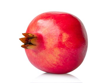 Beyaz arkaplanda izole edilmiş nar.