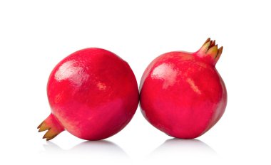 Beyaz arkaplanda izole edilmiş nar.