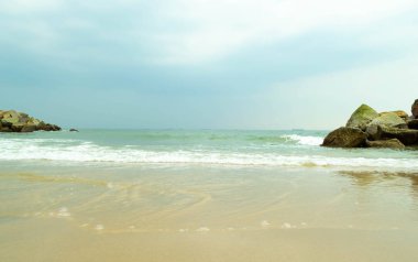 Denizde güzel taş duvar. 