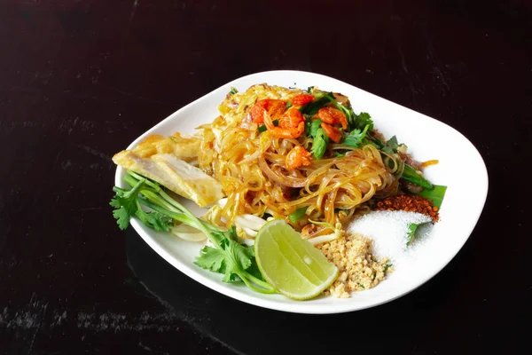 Thai gebratene Nudeln "Pad Thai" mit Garnelen oder Garnelen — Stockfoto