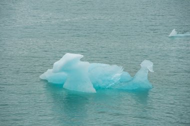 Jokulsarlon İzlanda, Atlantik Okyanusu'na bakmaktadır siyah bir kum plaj tarafından Vatnajkull buzul güneyinde bulunan buzul gölüdür