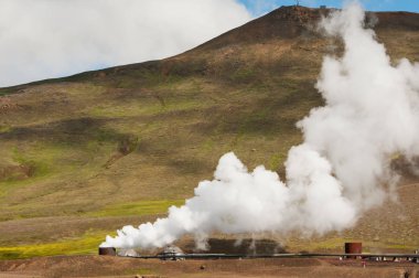 İzlanda 'daki jeotermal enerji santrali
