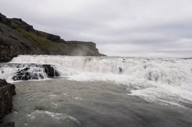 İzlanda'daki görkemli Gullfoss şelale