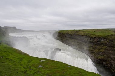 İzlanda'daki görkemli Gullfoss şelale