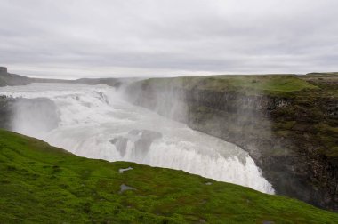 İzlanda'daki görkemli Gullfoss şelale