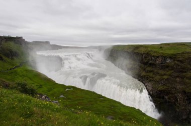 İzlanda'daki görkemli Gullfoss şelale