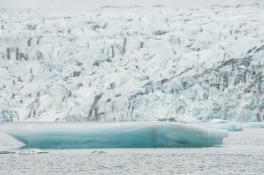 Jokulsarlon İzlanda, Atlantik Okyanusu'na bakmaktadır siyah bir kum plaj tarafından Vatnajkull buzul güneyinde bulunan buzul gölüdür