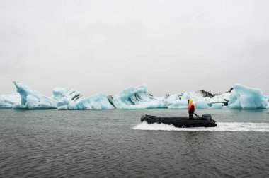 Bir adam Jokulsarlon bir tekne sürüş gösterilen içerik görüntü İzlanda, bir buzul göl bulunan güneyinde Vatnajkull Buzulu