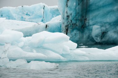 Jokulsarlon İzlanda, Atlantik Okyanusu'na bakmaktadır siyah bir kum plaj tarafından Vatnajkull buzul güneyinde bulunan buzul gölüdür