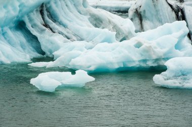 Jokulsarlon İzlanda, Atlantik Okyanusu'na bakmaktadır siyah bir kum plaj tarafından Vatnajkull buzul güneyinde bulunan buzul gölüdür