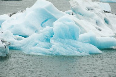 Jokulsarlon İzlanda, Atlantik Okyanusu'na bakmaktadır siyah bir kum plaj tarafından Vatnajkull buzul güneyinde bulunan buzul gölüdür