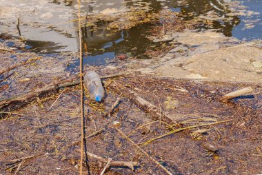 Kir ve kirliliği dolu bir nehirden su