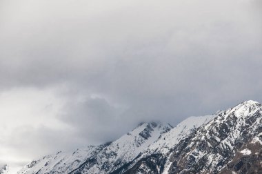 Dağ, kar ve gökyüzü ile kış manzarası