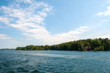 Bir göl içinde küçük adalar