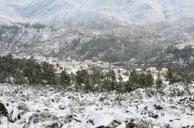 Dağ, kar ve gökyüzü ile kış manzarası