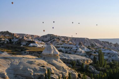 Sıcak hava balon gezisi Kapadokya güzelliği olduğu yerlerde konutlar kazılan kayalar ve Yeraltı şehirleri