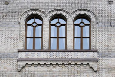 Taştan bir duvar içinde pencere eşiği 