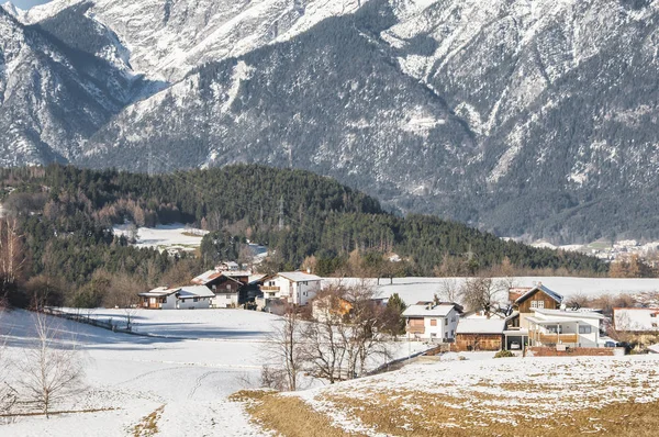 Winterliche Landschaft Mit Bergen Schnee Und Himmel lizenzfreie Stockfotos