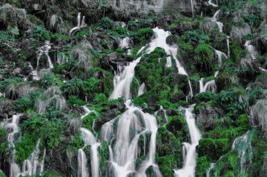 Şelalesi olan güzel bir manzara